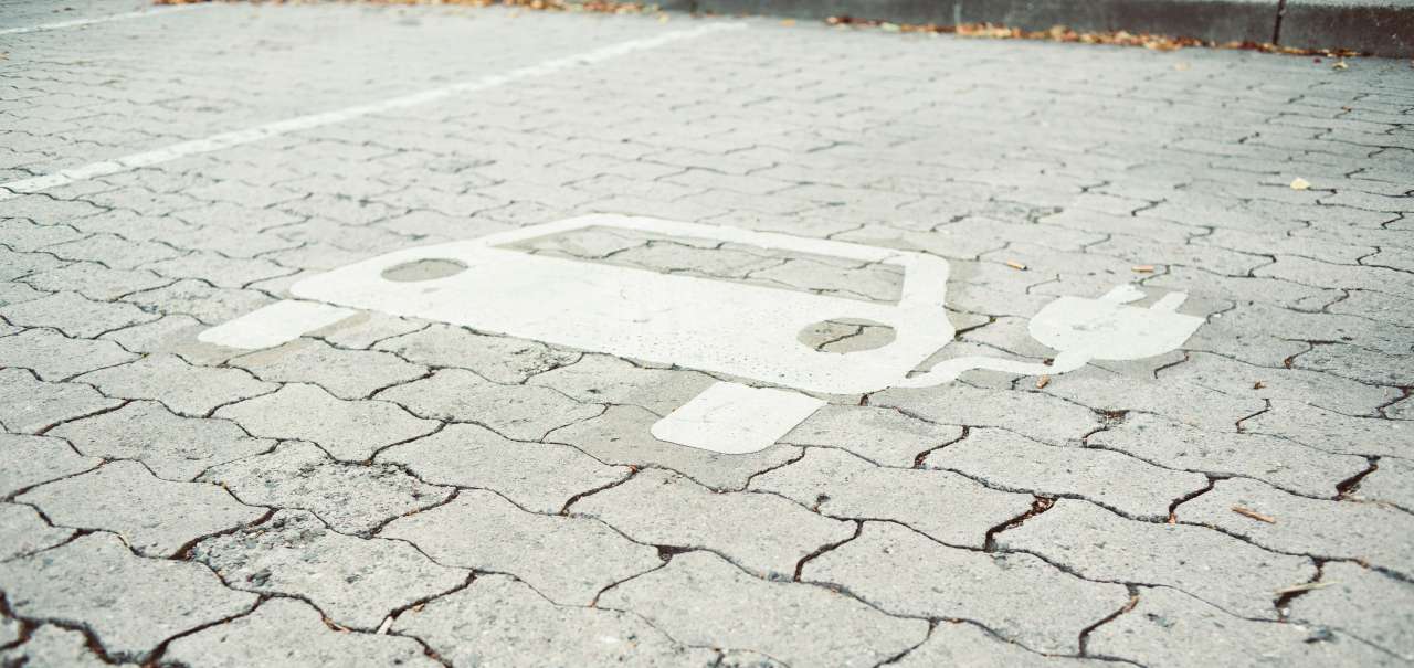 Colonnine di ricarica per auto elettriche: come funzionano e dove trovarle in Italia
